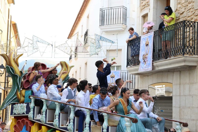 Les carrosses de Gata omplin el recorregut d’enginy, confeti,… i crítiques per l’entrada de bous “sorpresa” Les carrosses de Gata omplin el recorregut d’enginy, confeti,… i crítiques per l’entrada de bous “sorpresa”